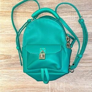 Steve Madden mini green leather backpack bag gold color zippers new w/o tags